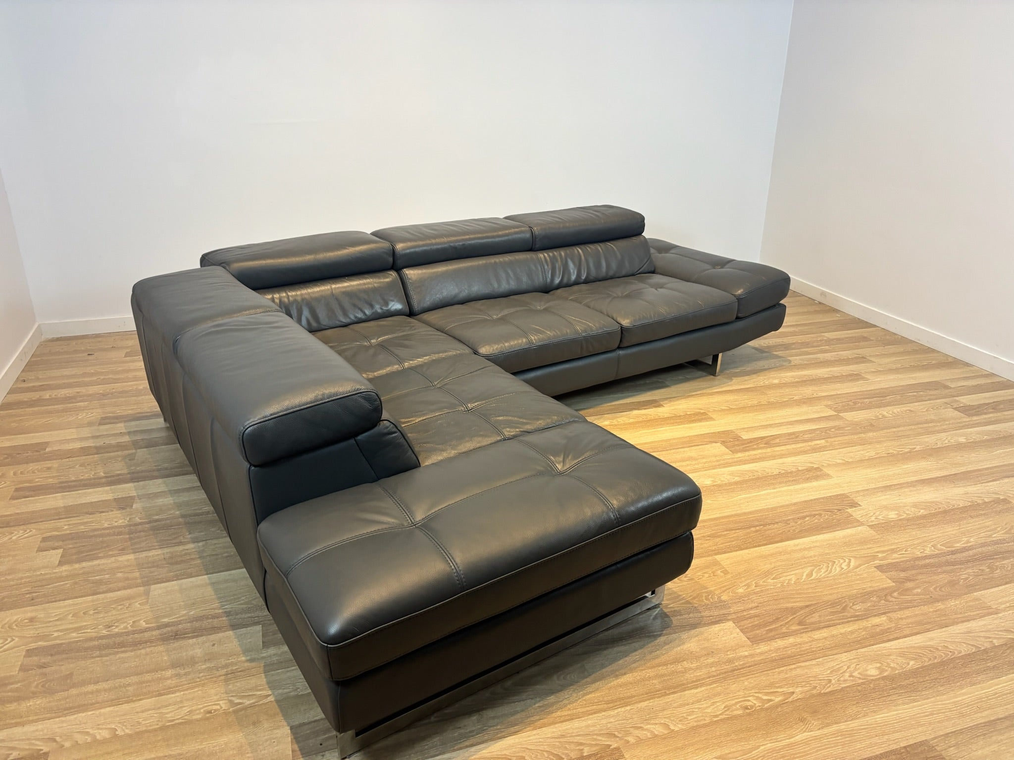 Rockland Mobilia Leather Sectional