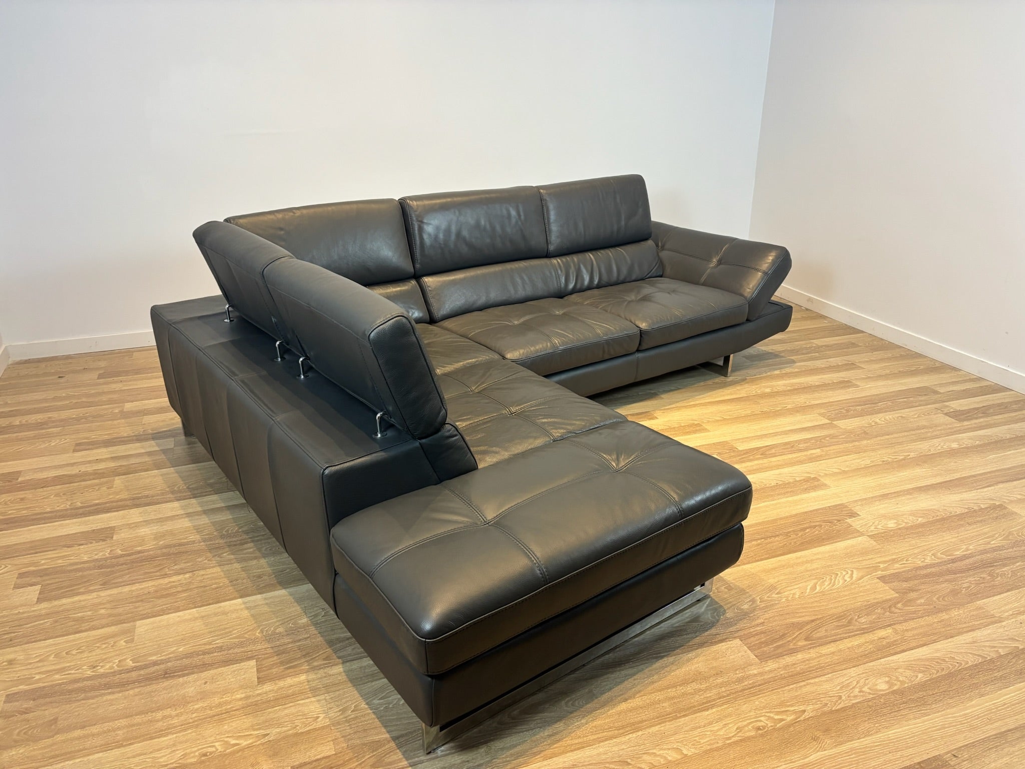Rockland Mobilia Leather Sectional