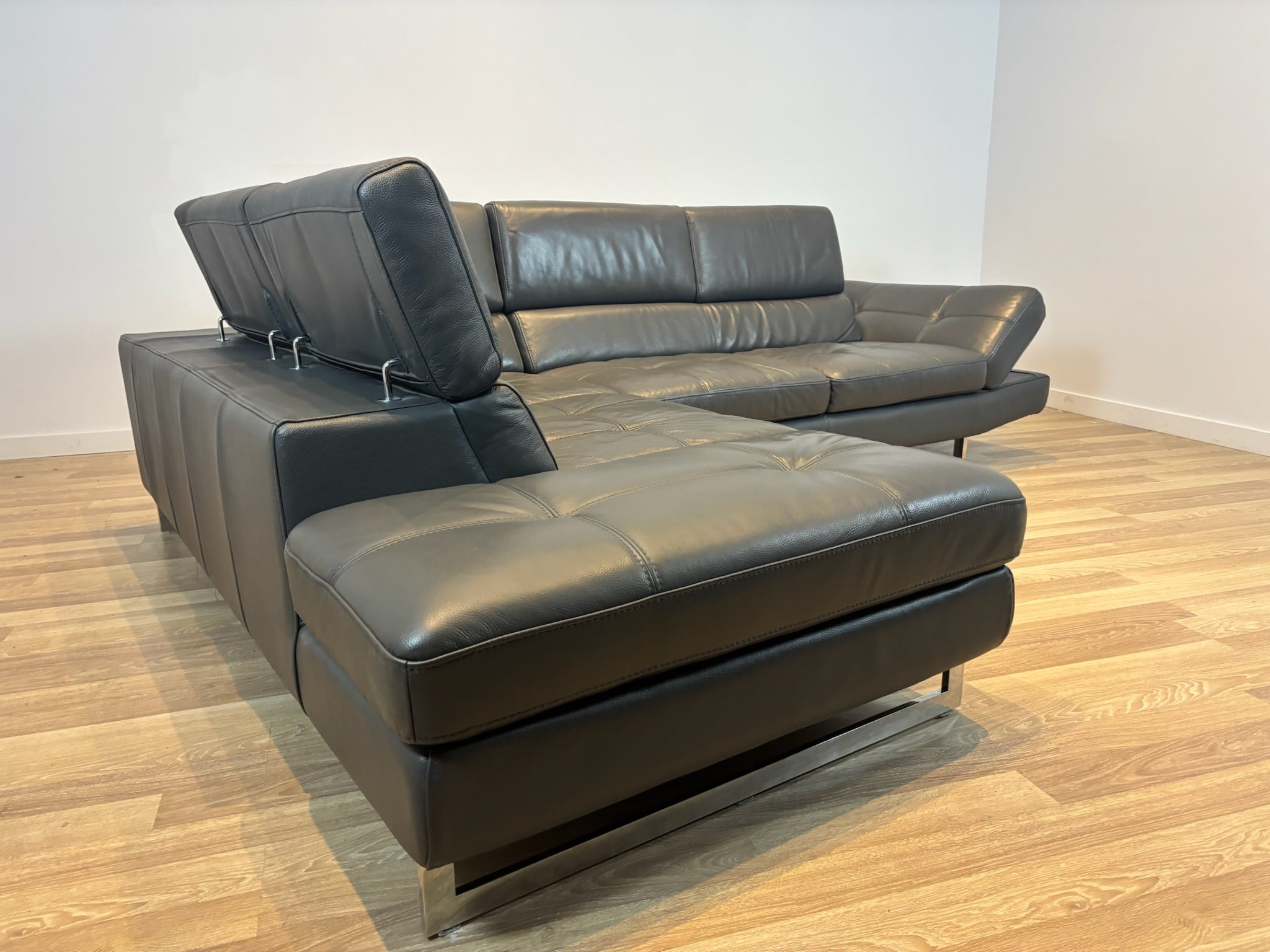 Rockland Mobilia Leather Sectional