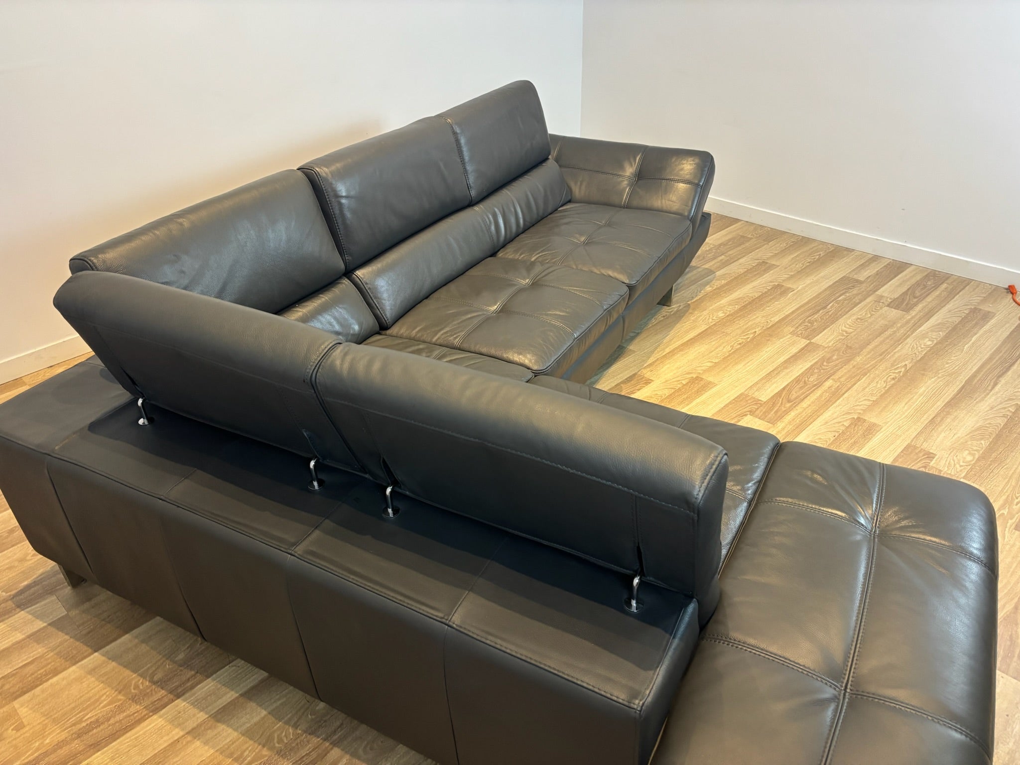 Rockland Mobilia Leather Sectional