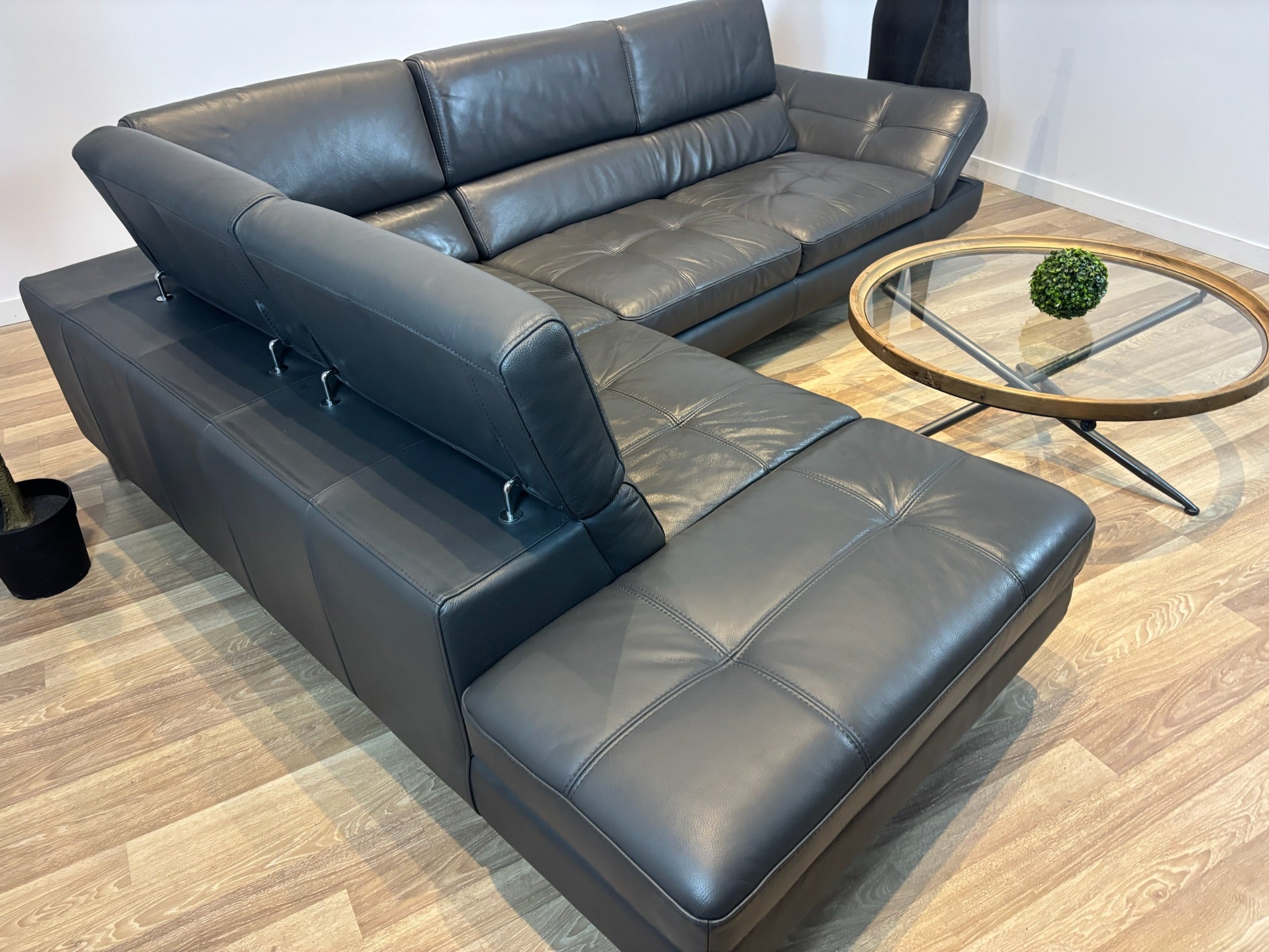 Rockland Mobilia Leather Sectional